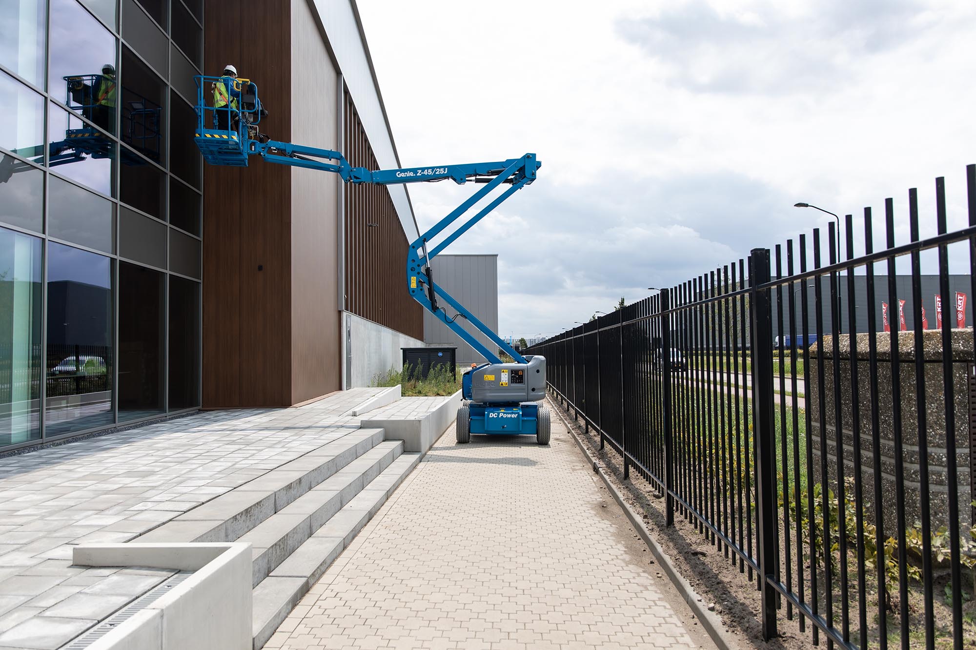 z-45-25j-dc_working-outdoor_side-view_1_lowd2da3b57f025488b9976c2e2d179f556 (1)
