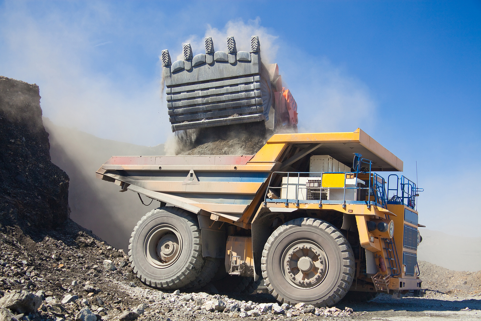 dumptrucks - Loading-into-heavy-dumptruck