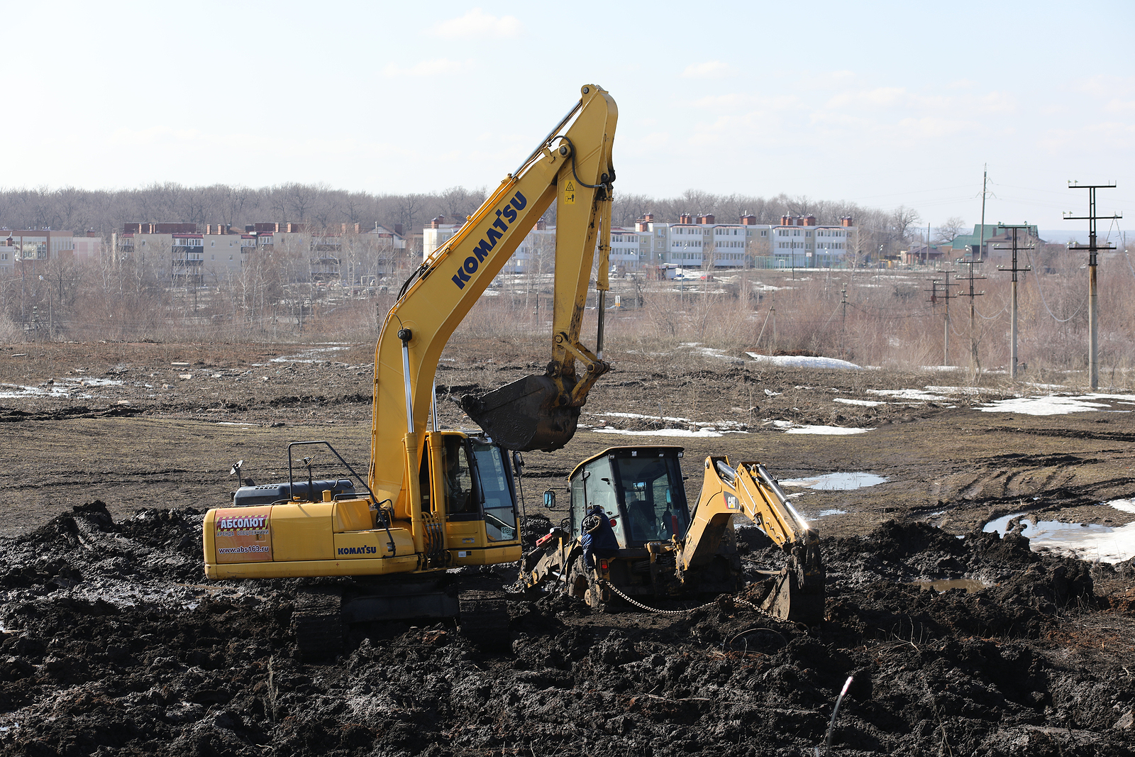 sany excavator - Excavator-Pulling-Tractor-From-Mud