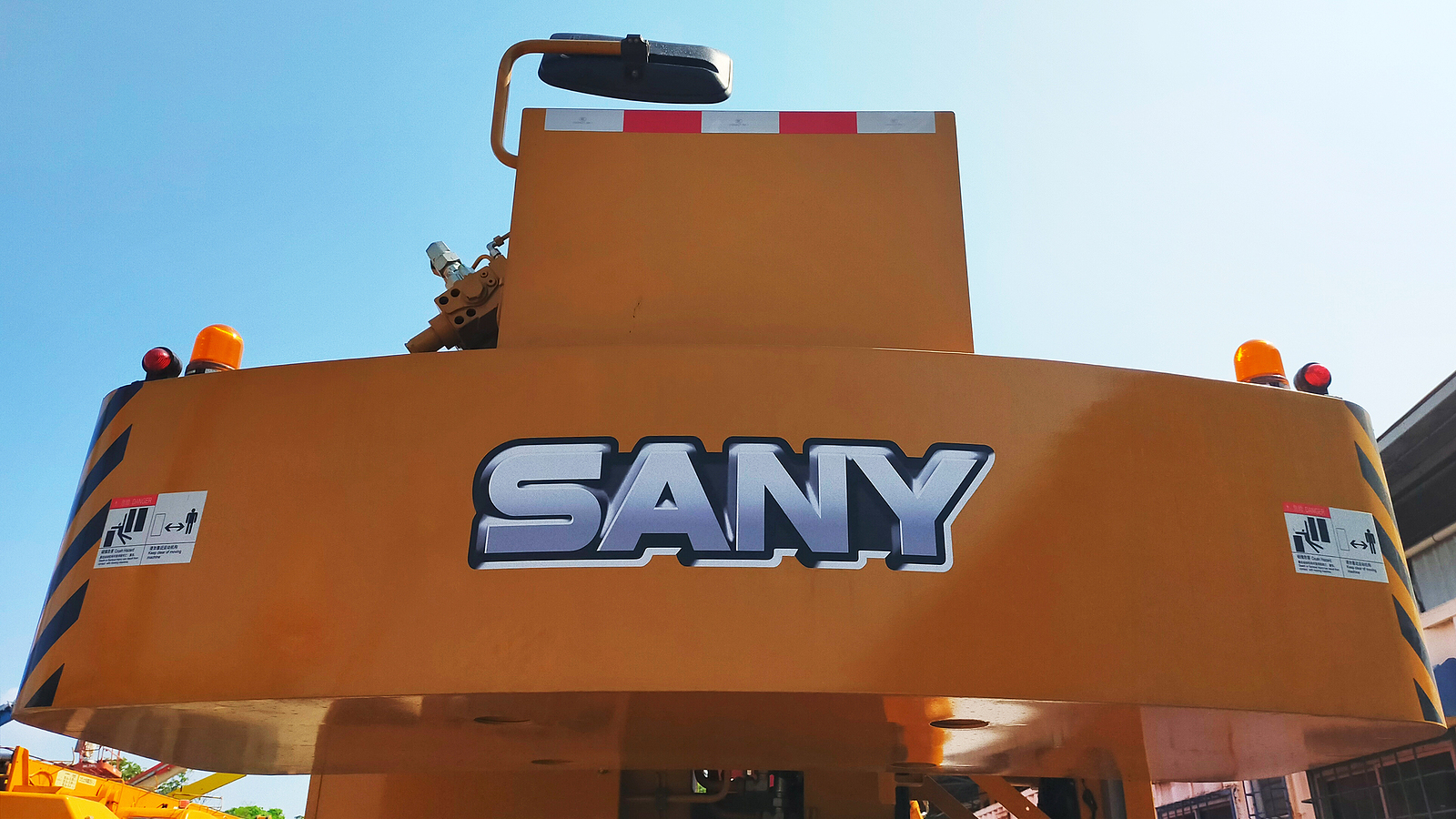 sany excavator - Photo of yellow painted Sany excavator from behind
